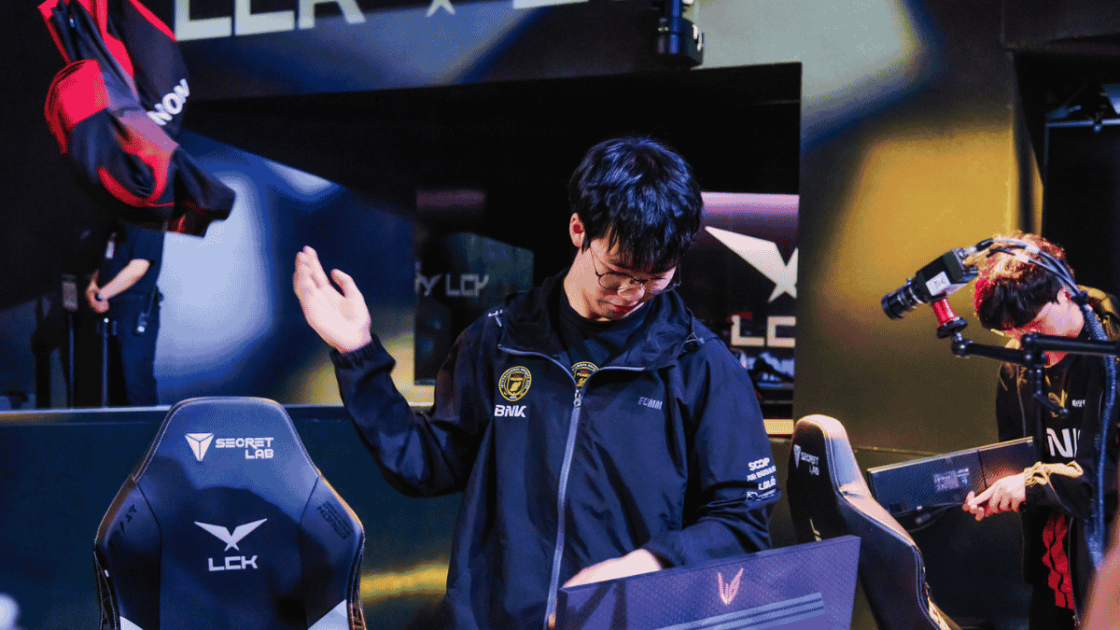 Foto de Taeyoon jogando fora camisa da NS.
