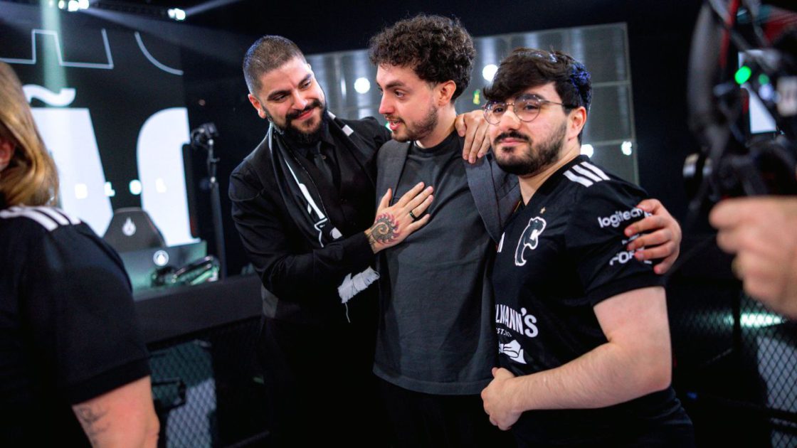 Foto do Maestro com a taça da CBLOL 2026