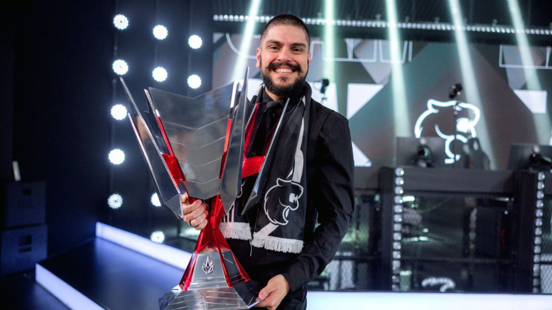 Foto do Maestro com a taça da CBLOL 2026