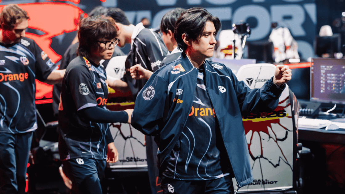 Foto de Yike e kyeahoo cumprimentando a DCG no MSI 2026.
