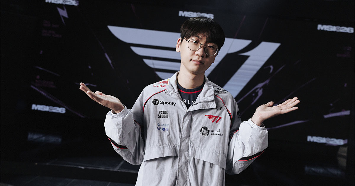 Imagem do top laner doran na frente do escudo da T1 em foto tirada no MSI 2026