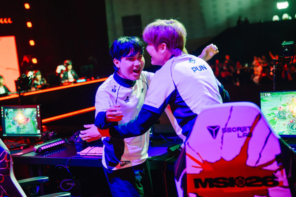 Foto de Hizto e Pun comemorando vitória da Team Secret Whales.