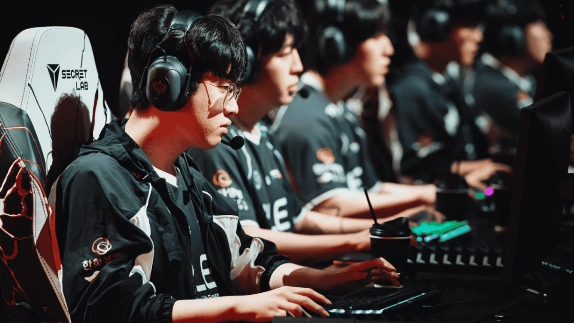 Foto de Zeus jogando junto da Hanwha Life Esports.