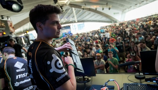 Players da LCS EU jogando Futebol