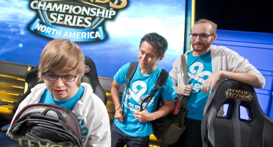 Incrível jogada 1 versus 4 de Cloud 9 Sneaky na soloQ Coreana