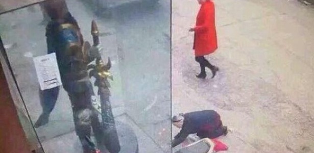 Na China, uma Senhora se Confunde e Reza para estátua do Garen