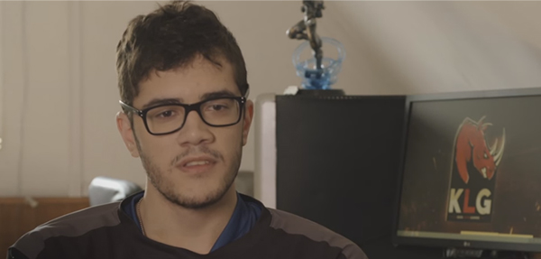 TheFoxz recebe multa após fazer gesto obsceno