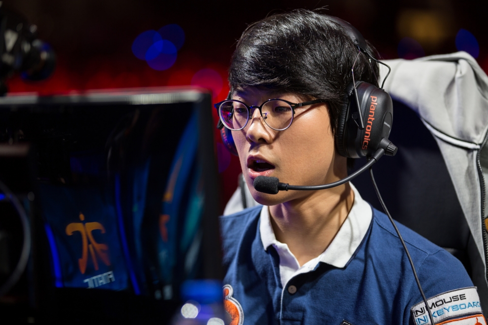 Smeb tenta fazer com que seu primo desista de ser um pro player