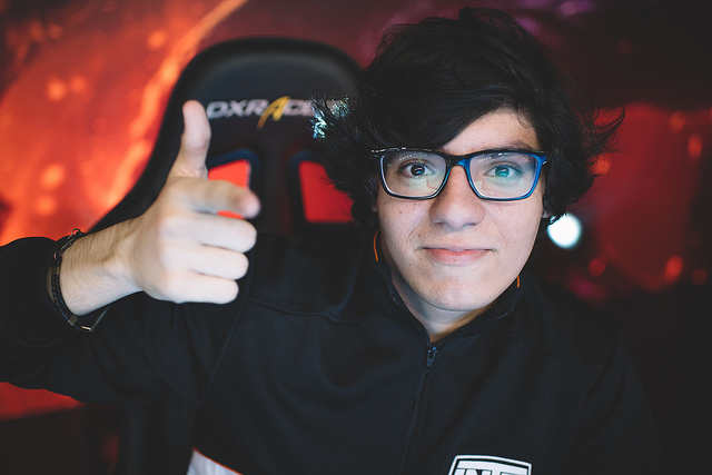 Quiz – Você consegue acertar o nome desses 10 jogadores de League of Legends?