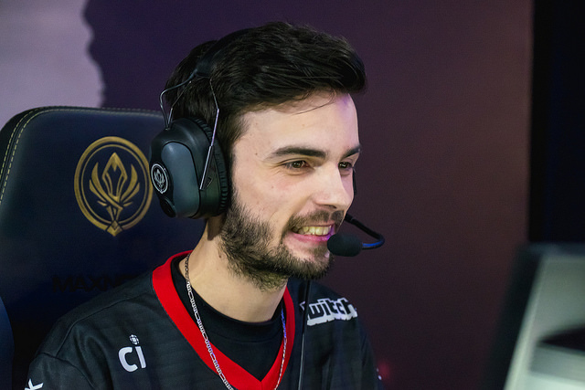 Red Canids abre o terceiro dia com vitória em cima da Rampage