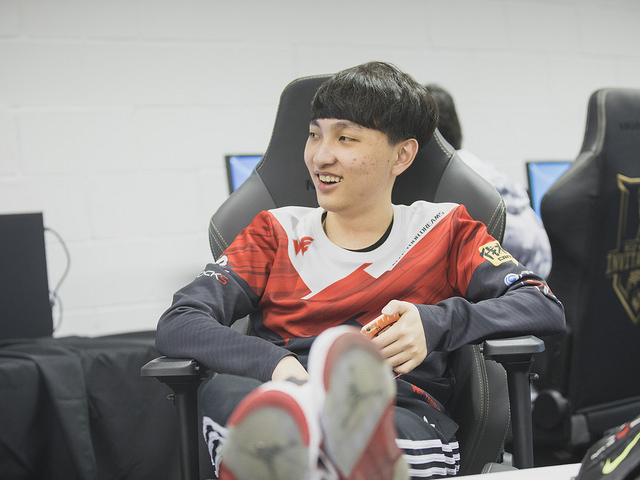Mid laner da WE, xiye fala sobre Lucian mid e abate solo em cima de Faker