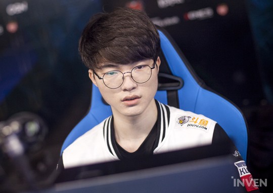 Faker explica que jogadores da SKT pagam multas por causa de atrasos e palavrões