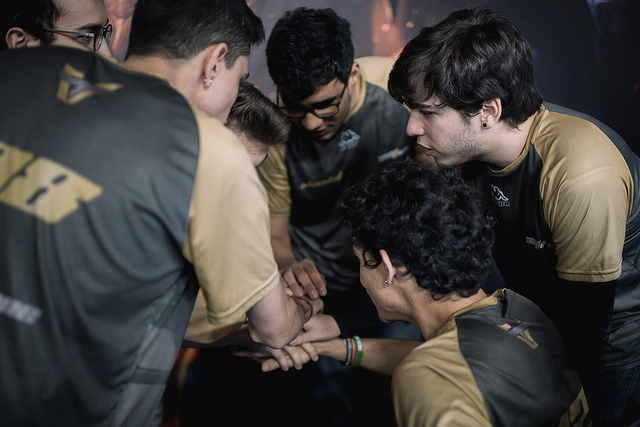 Team One surpreende, vence Red Canids e garante vaga na final do 2º split do CBLoL 2017!