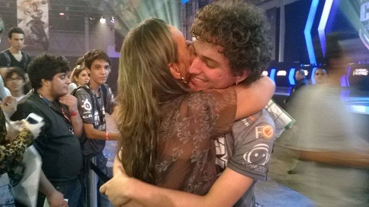 Mãe do ADC micaO escreve livro “Manual de sobrevivência para pais da geração Gamer”