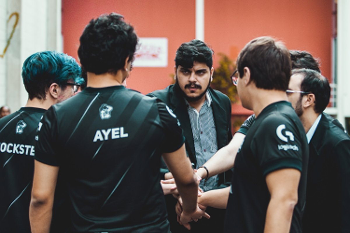 Treinador da INTZ da aula sobre como criar composições na Pré-Temporada 2017-2018