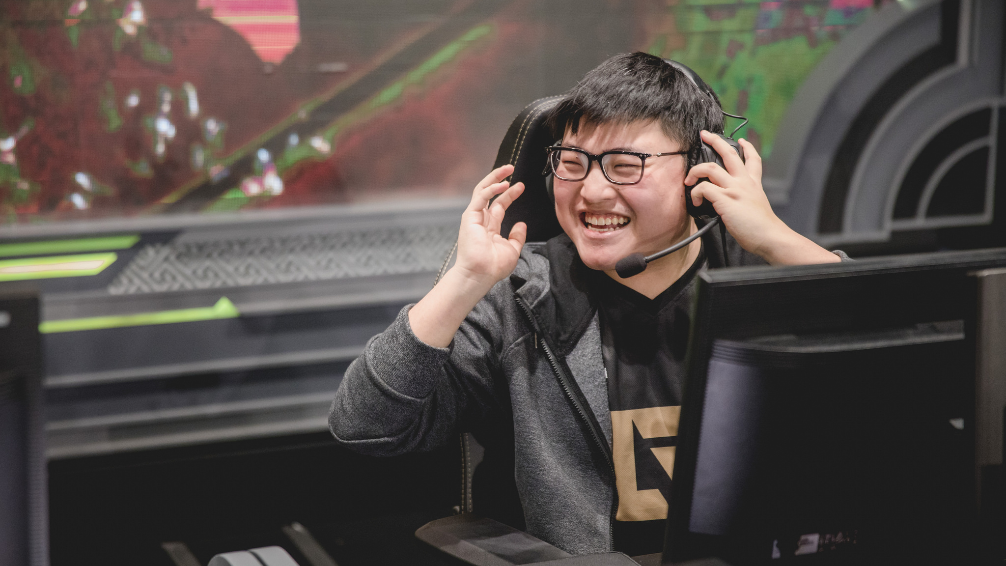 Jogadores da RNG falam “Nós somos KaBuM” durante jogo na LPL