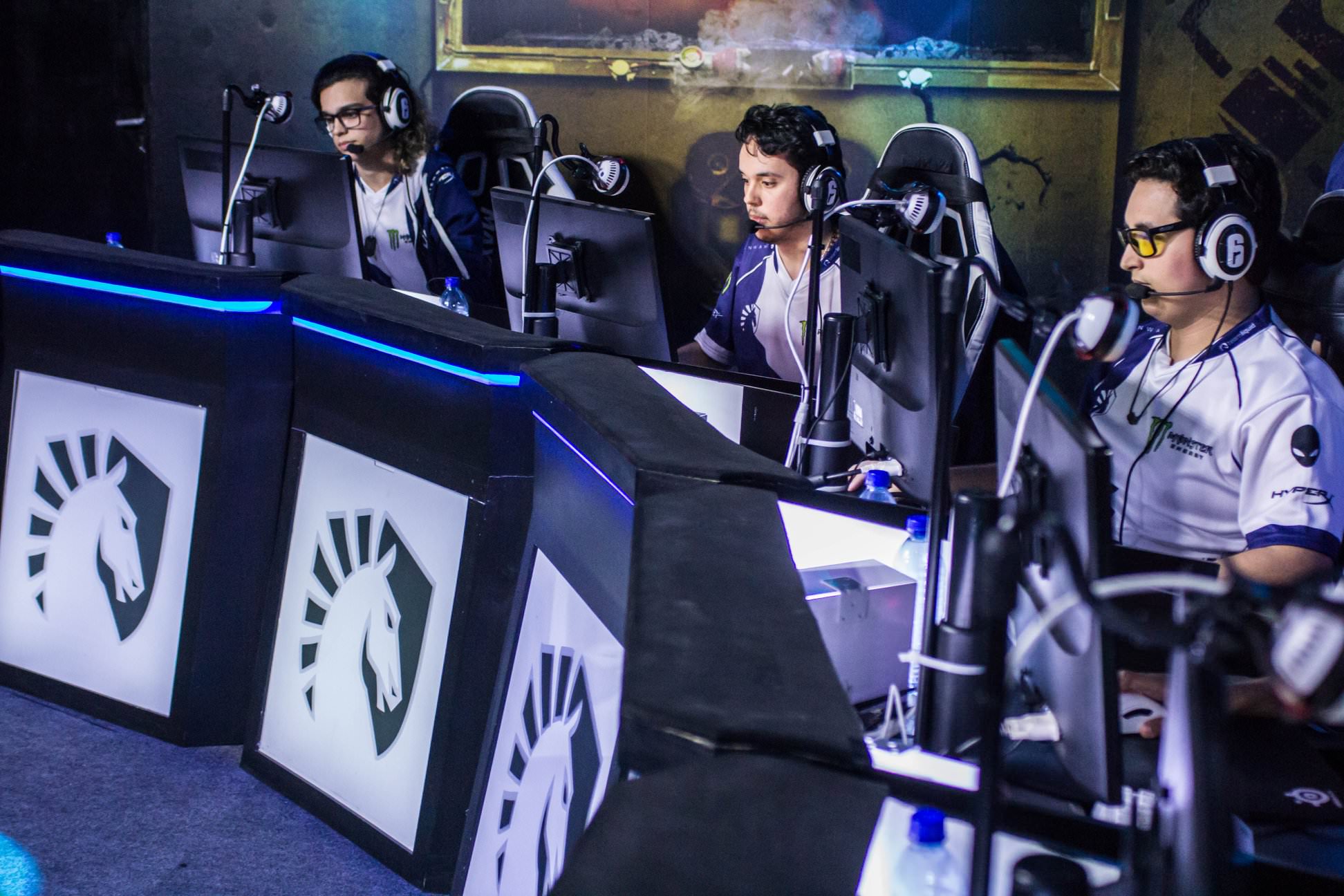 R6: Liquid vence e dispara na liderança do Brasileirão