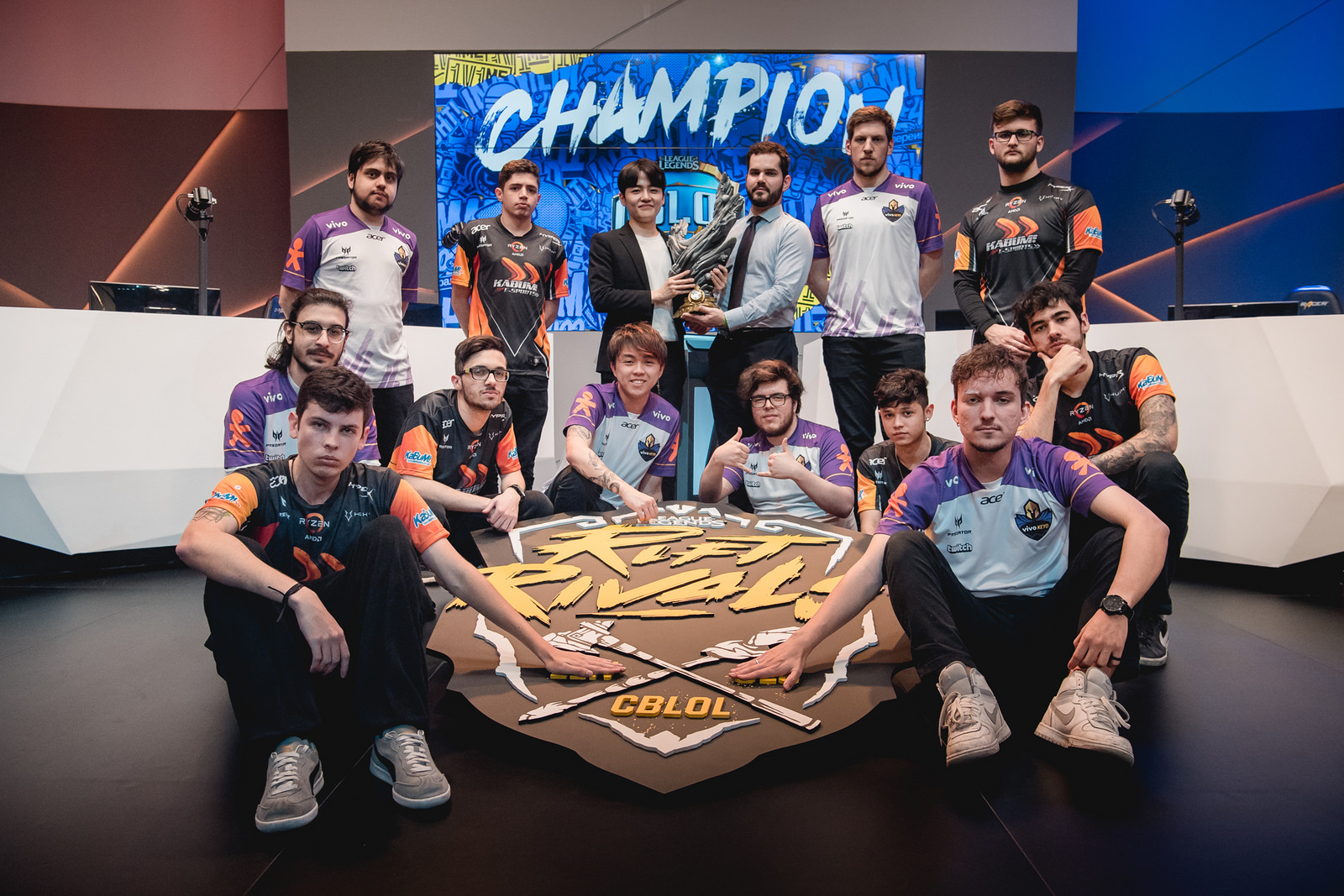 Revolta afirma que sentiu falta de torcida presencial no Rift Rivals: “Traz fogo ao palco”