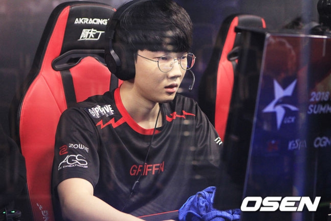 Após ficar em 1° lugar no “round 1” da LCK, Griffin presenteia cada jogador com 10 milhões de wons