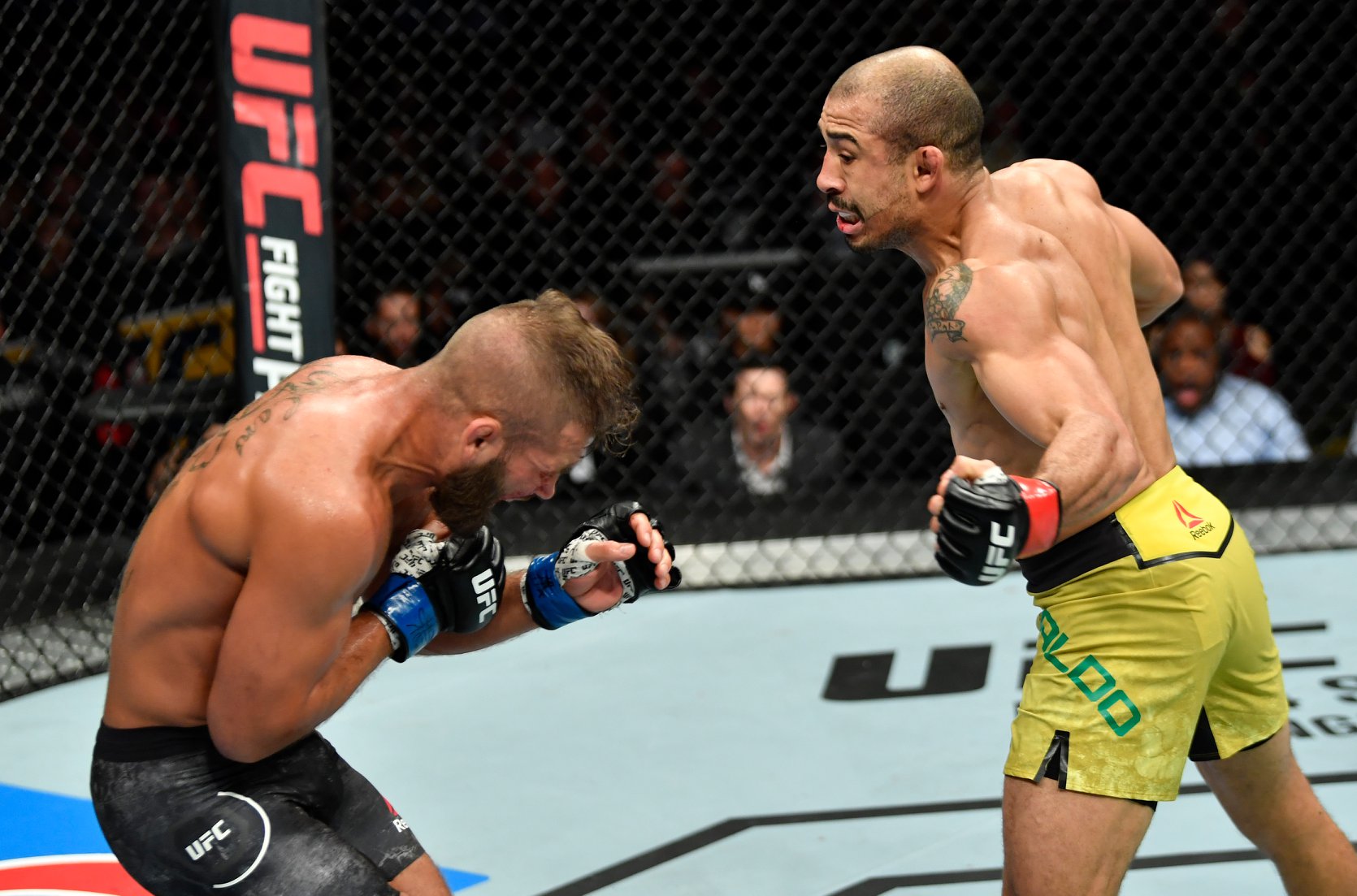 José Aldo nocauteia adversário no UFC e comemora com dança do Fortnite