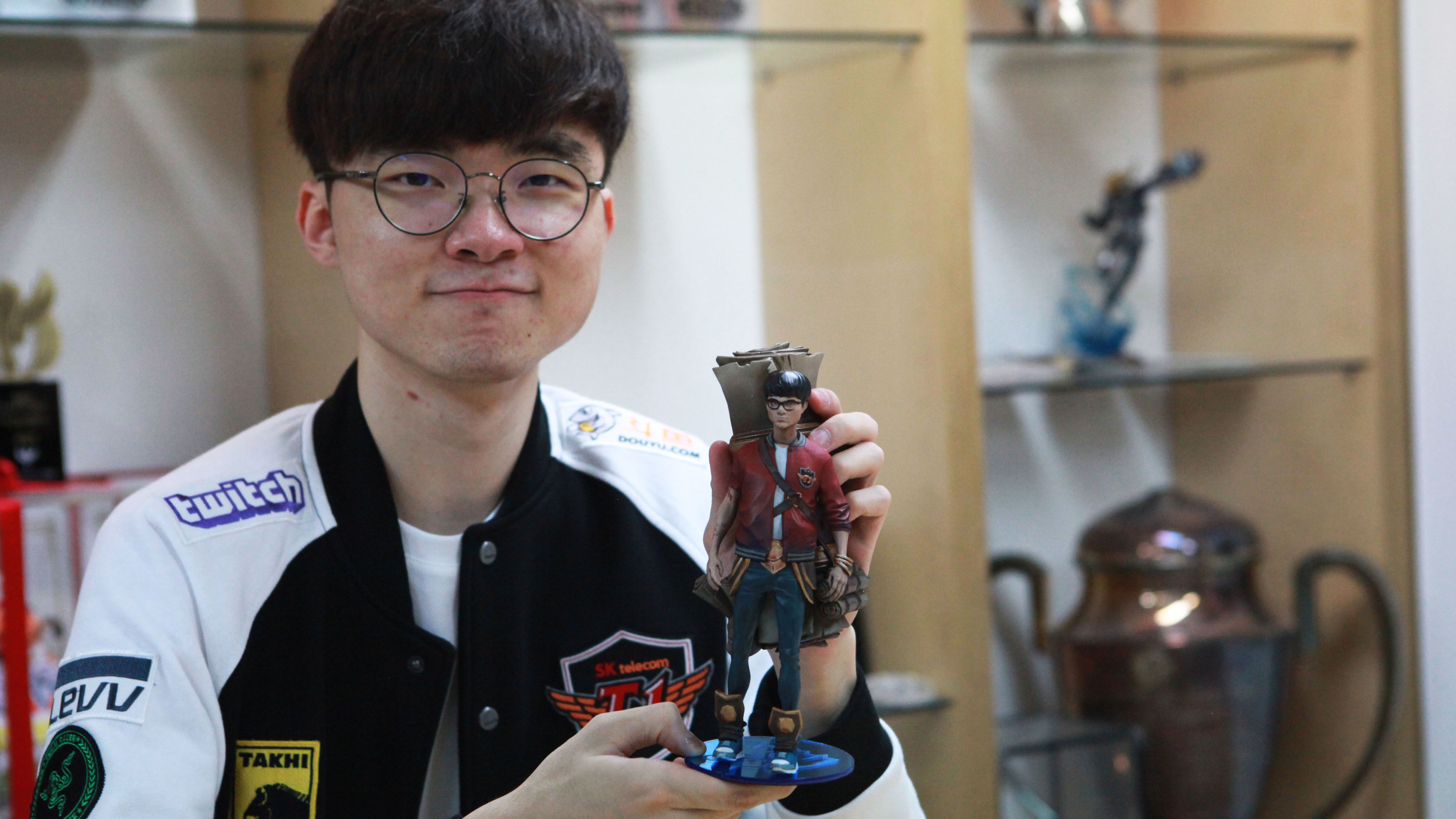 Ambition, Faker, Uzi e Perkz recebem action figures do clipe “RISE”, tema do Mundial de LoL 2018