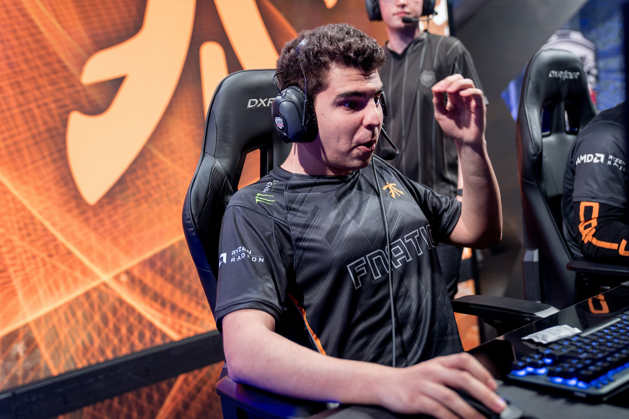 “Então ele faz aquela jogada incrível e ficamos ‘WooooooW Broxah está smurfando’ “, comenta Bwipo sobre jogada de Broxah