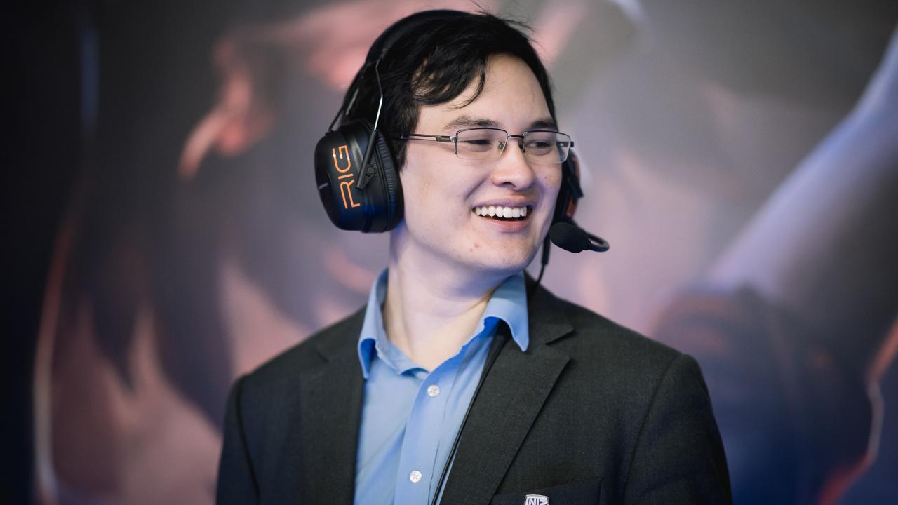 Treinador Peter Dun está na Gaming House da INTZ; Clube esclarece situação