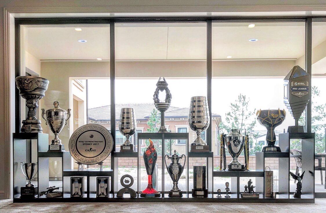 TACO e coldzera apresentam mansão do MIBR