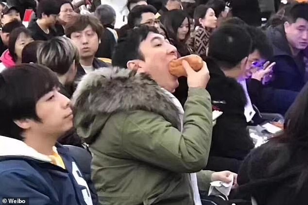 LoL: Cena do dono da IG comendo cachorro quente vira uma ward dentro do jogo