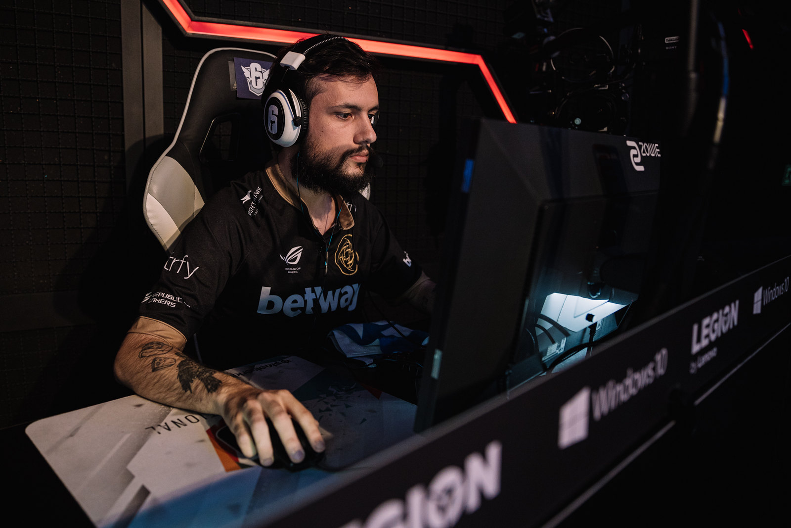 R6: NiP e FaZe vencem e movimentam briga pelo topo da tabela da Pro League