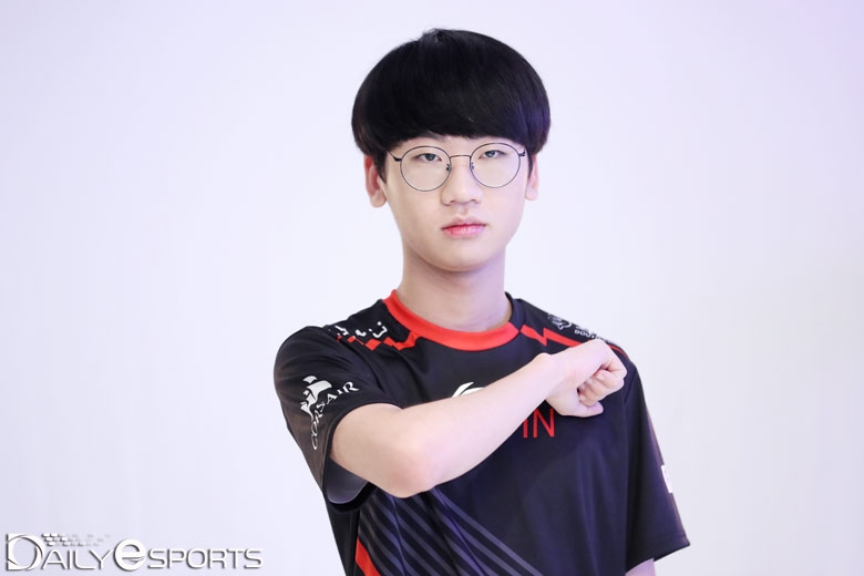 LoL: Doran faz bela jogada e vence o 1v2 em Griffin vs SKT na LCK