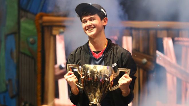 Fortnite: Campeão da copa do mundo, Bugha tem casa invadida por policiais após sofrer “swatting”