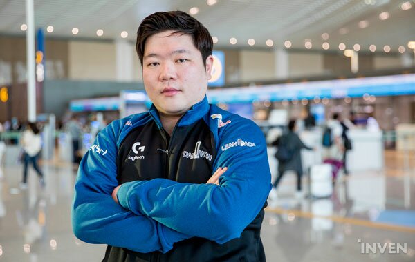 LoL: Coach da DWG explica Flame fora do Mundial: “Ele pode ficar depressivo e afetar a equipe.”