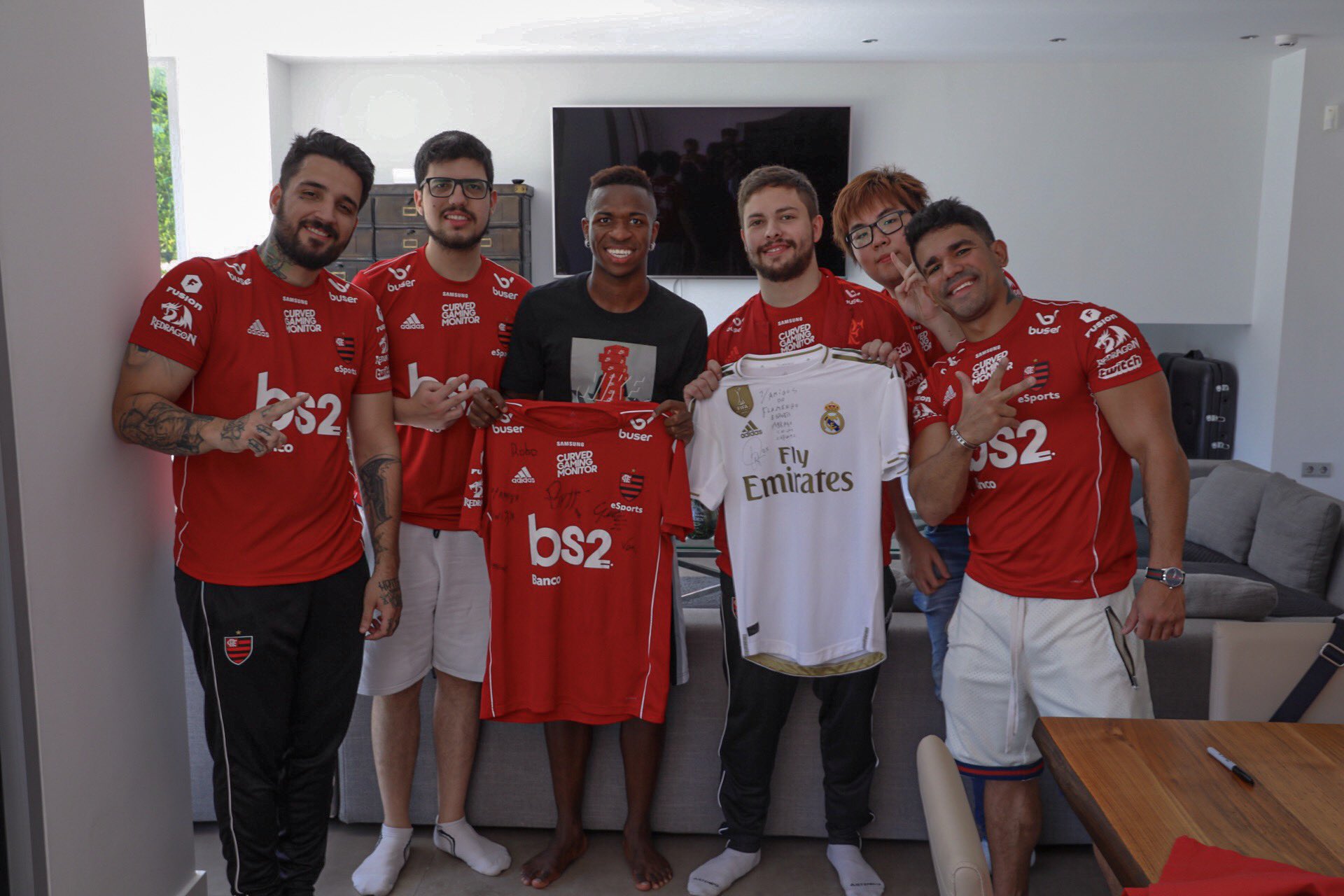 LoL: Vinícius JR recebe visita dos jogadores do Flamengo
