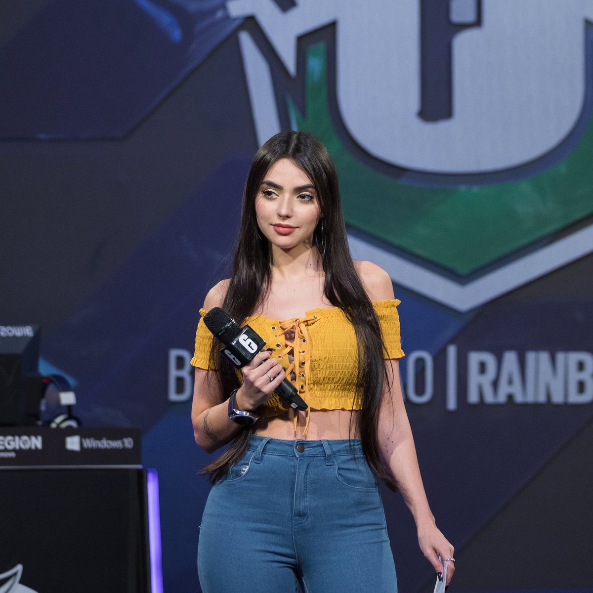 Nyvi Estephan é indicada para apresentadora do ano no Esports Awards 2019