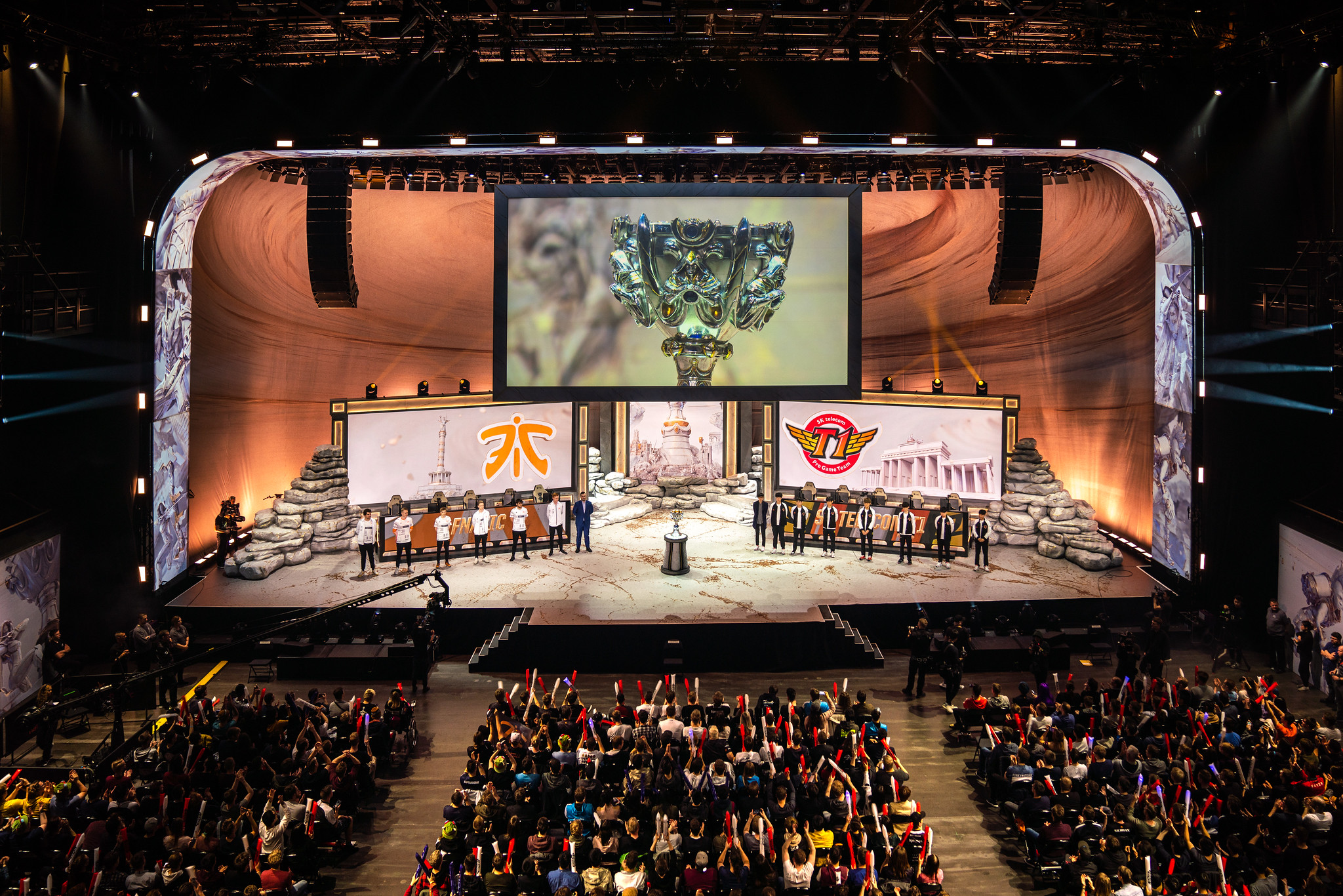 LoL: SKT vs Fnatic alcança mais de 2 milhões de espectadores simultâneos de acordo com site