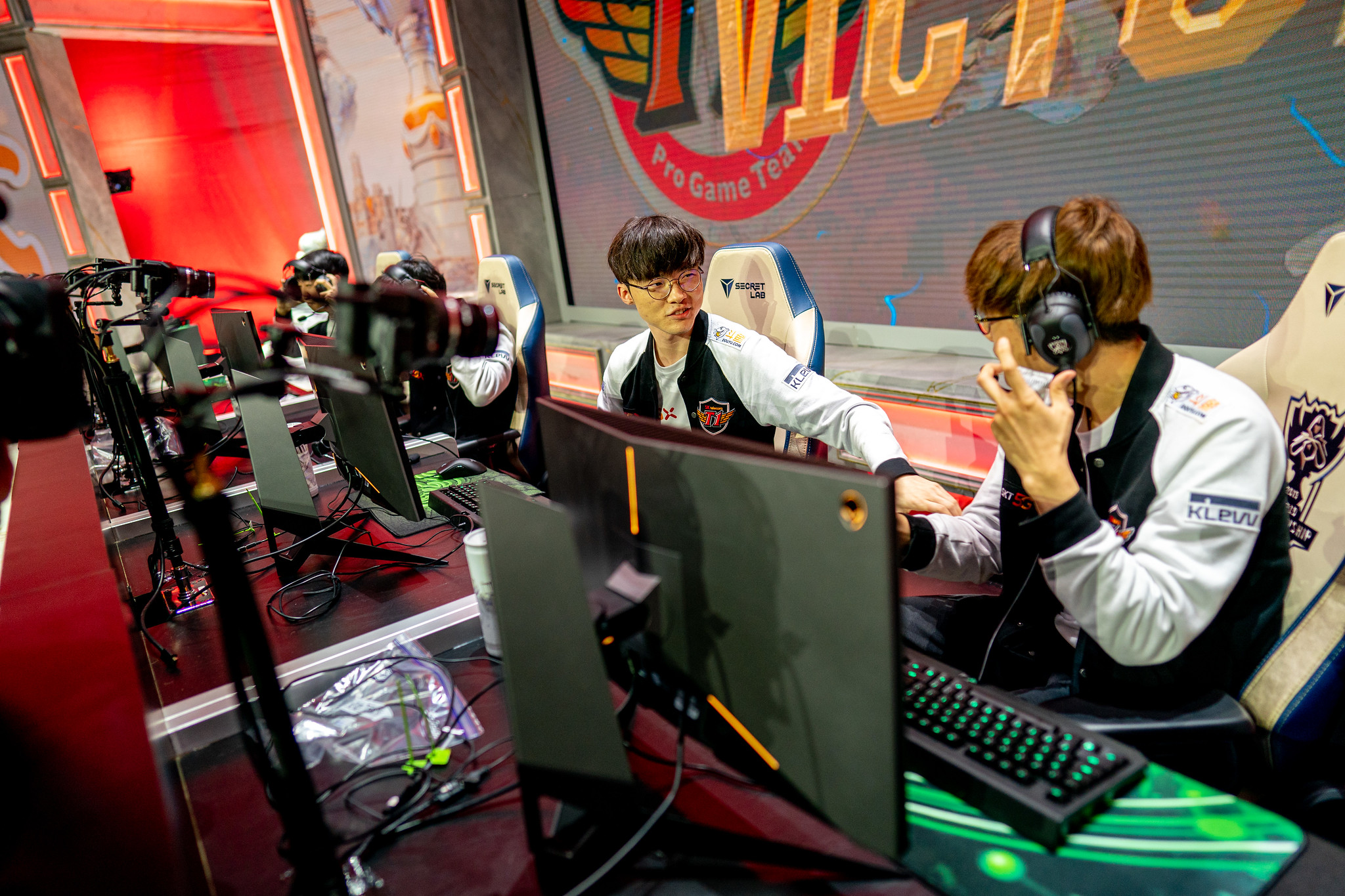 LoL: SKT estreia com vitória e FPX é surpreendida por J Team