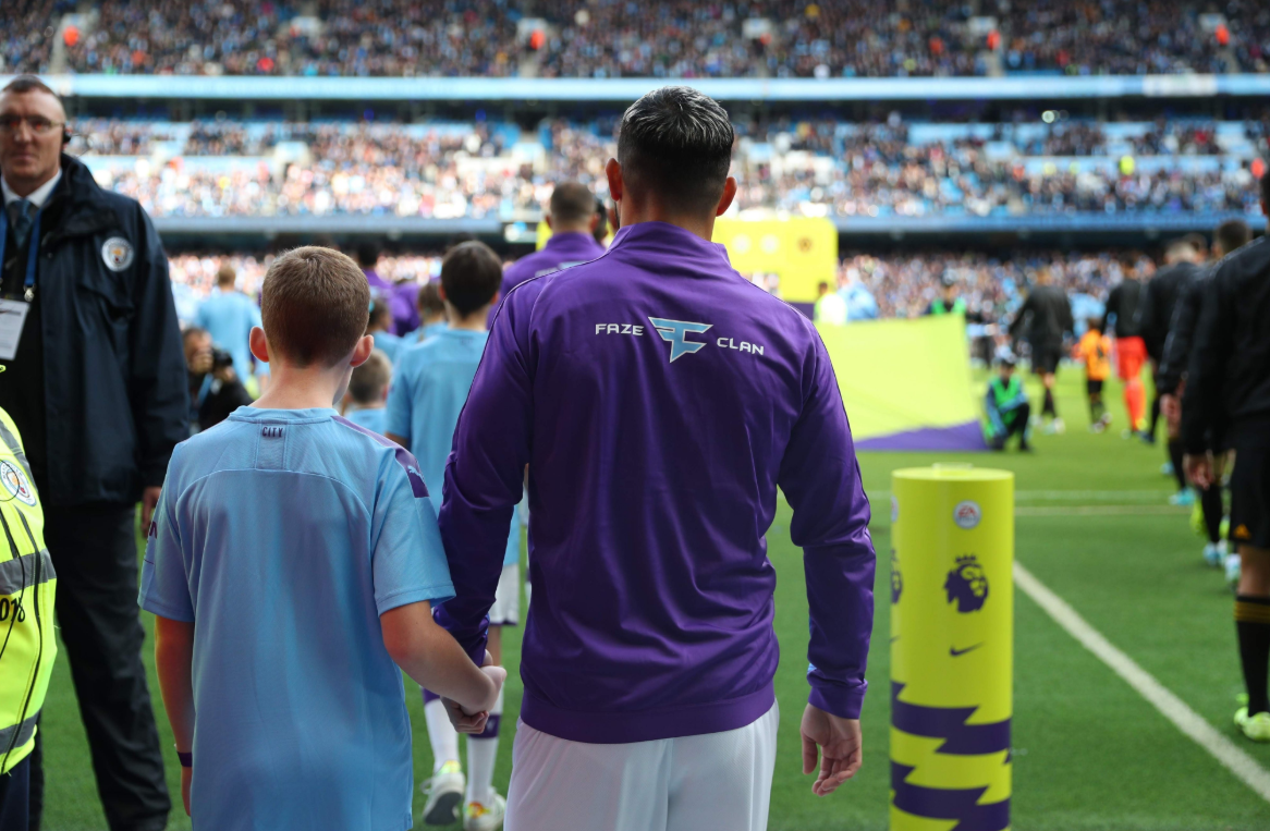 Manchester City entra em campo com logo da FaZe em sua jaqueta