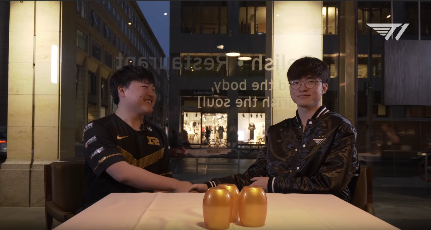LoL: Faker e Uzi fazem encontro descontraído em vídeo promovido pela SKT
