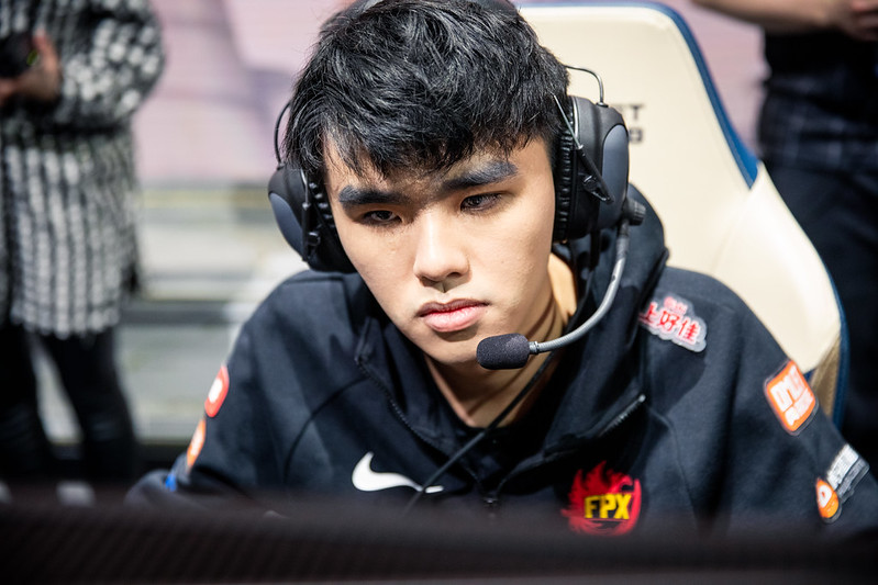 LoL: LWX é impedido de jogar por chegar ao estúdio da LPL com febre