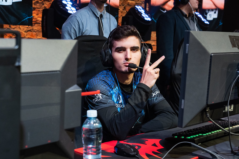 LoL: Steal comenta Pentakill e vitória da Falkol na estreia da Superliga