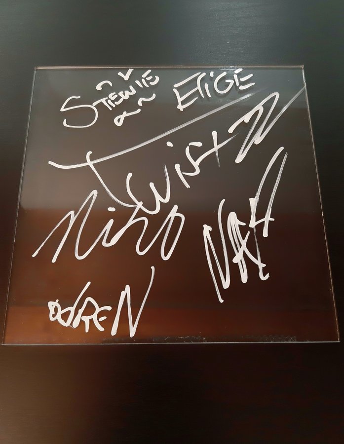 Placa autografada pela Liquid vai a leilão para ajudar no combate aos incêndios na Austrália