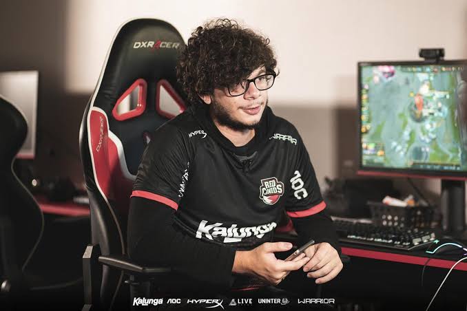 Com ajuda da comunidade, Streamer arrecada 100 mil reais para cirurgia cerebral da mãe