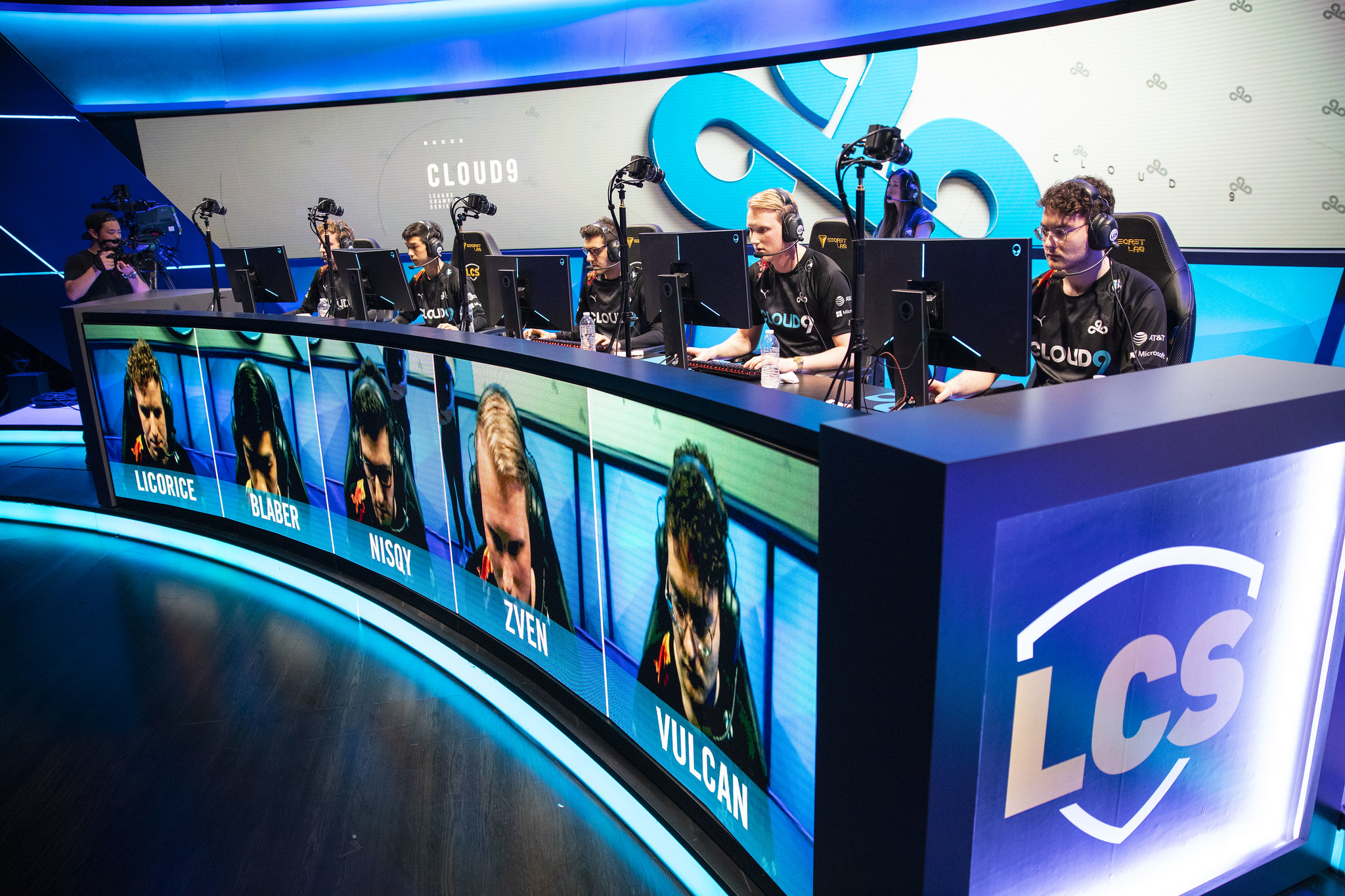 LoL: Com 1° lugar já garantido, Cloud9 brinca e pergunta quais campeões deve escolher nas próximas semanas