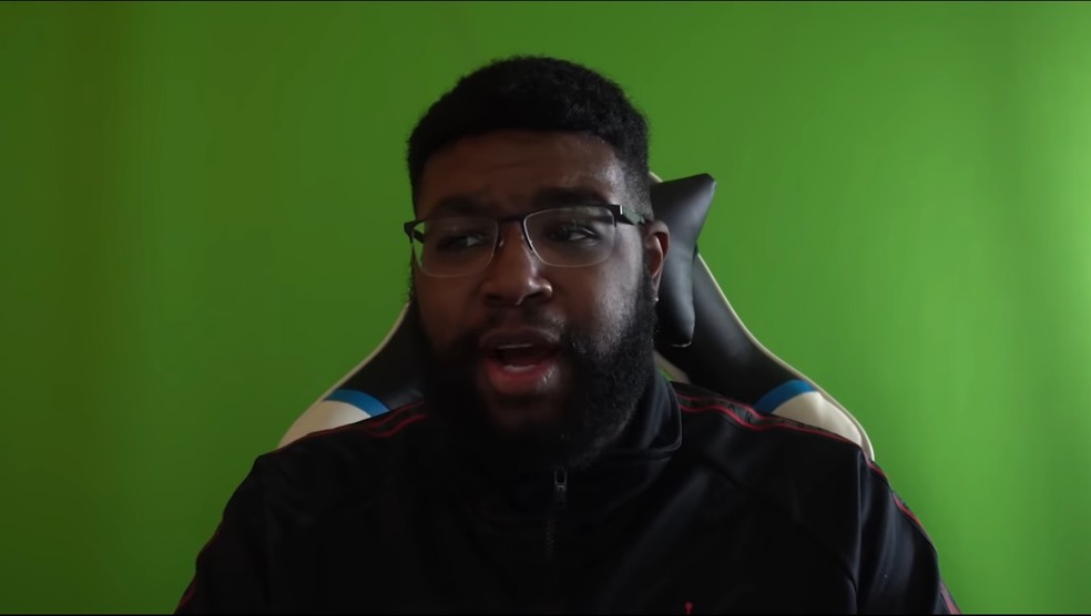 Streamer recebe ban da Twitch por exibir nudez após falha do jogo