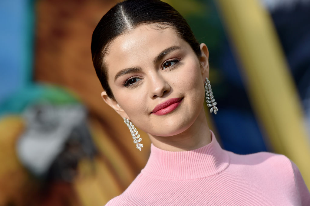 LoL: Selena Gomez aparece usando blusa da Qiyana de R$ 10 mil reais