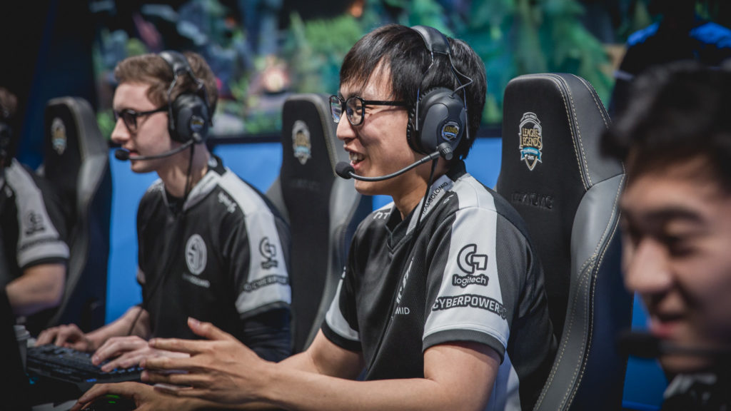 LoL: Doublelift defende uso de chat de voz na SoloQ