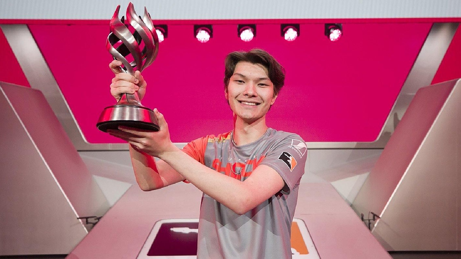Campeão mundial de Overwatch, Sinatraa agora competirá em Valorant