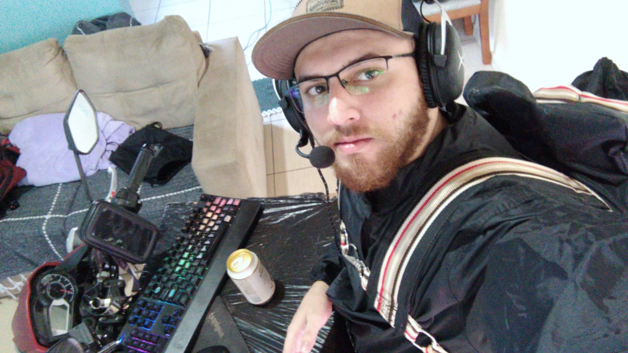 LoL: Inovando ao streamar sobre uma moto, Morfeu quer viver da criação de conteúdo