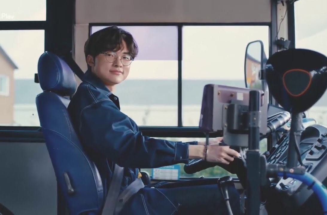 LoL: Faker vira motorista de busão em nova propaganda de Wild Rift